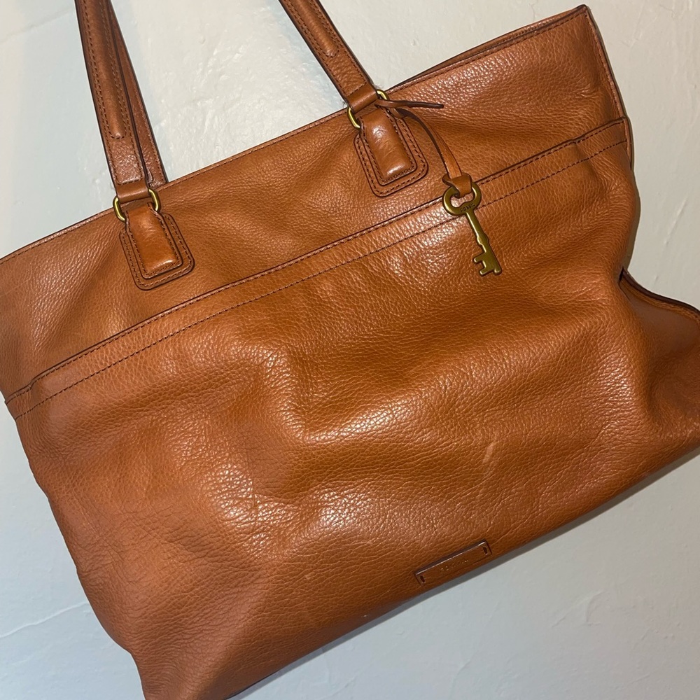 Women’s tan Fossil large bag. Great for work, school and travel. Condition: Used